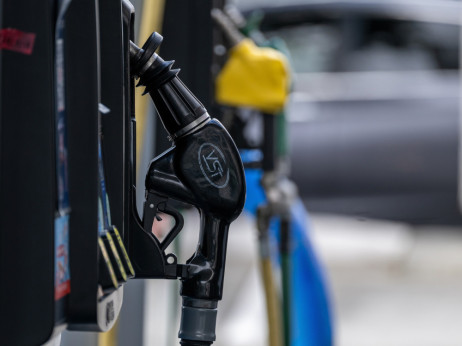 Naval na črpalke pred pričakovano podražitvijo: kako se odzivajo Petrol, MOL in Shell?