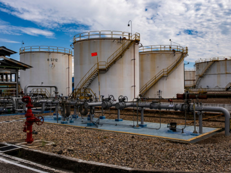 IEA bo iz naftnih rezerv sprostila rekordnih 400 milijonov sodov