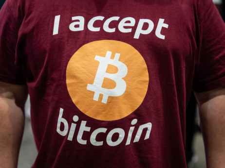 Bitcoin in eter poskočila: Kljubujeta negotovosti glede vojne v Iranu