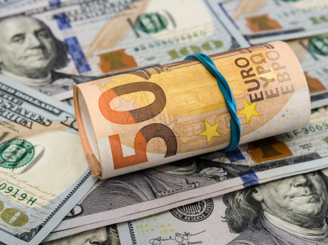 Evro kljubuje pričakovanjem: vojna ni oslabila valute