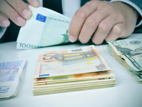 Po zimskem zaposlenim že regres za letni dopust: kje so izplačali najvišjega