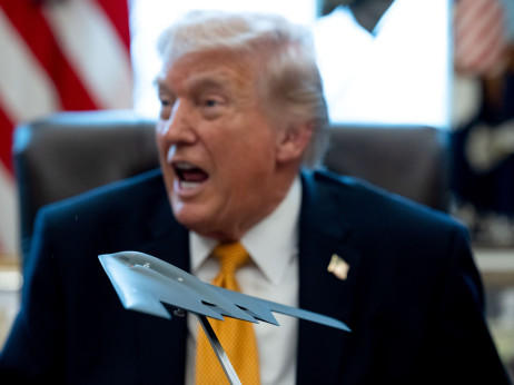 Iran obljublja maščevanje za Larijanija, Trump: 'Vojna bo kmalu končana'