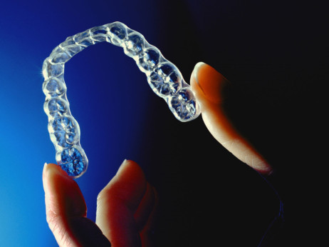 Kaj se dogaja s proizvajalcem zobnih aparatov Invisalign