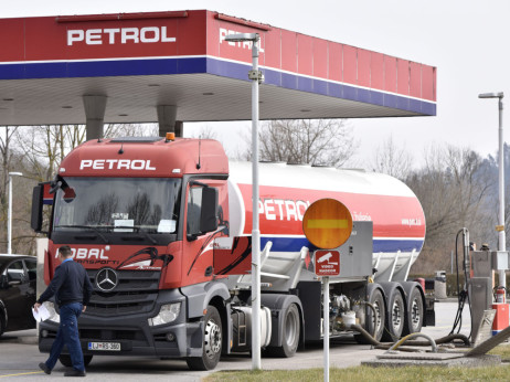 Vlada sprošča rezerve naftnih derivatov, cene na avtocestah brez omejitev