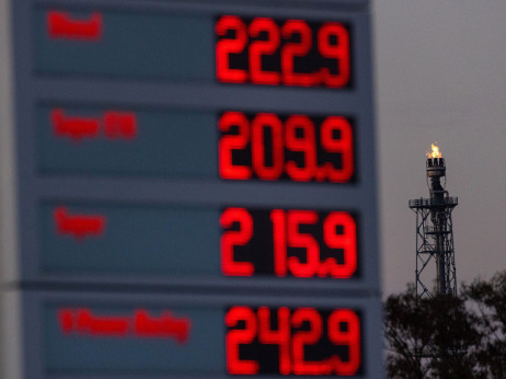 IEA svetuje: manj vožnje, nižje omejitve, izogibanje letalom, …