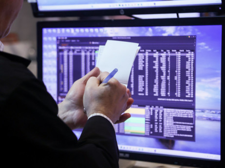 Delnice vnovič padajo, nafta raste: kaj se dogaja s ceno zlata in srebra?