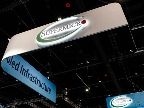 Super Micro Computer v središču tihotapskega škandala, delnica strmoglavila