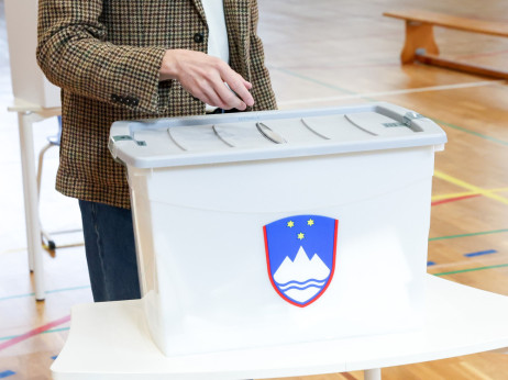 Udeležba na volitvah do 11. ure višja kot pred štirimi leti - tako kažejo zadnji podatki DVK