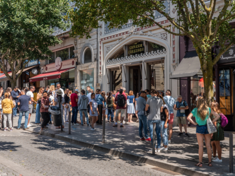 Svet so preplavili turisti. Kdo bi moral plačati ceno?