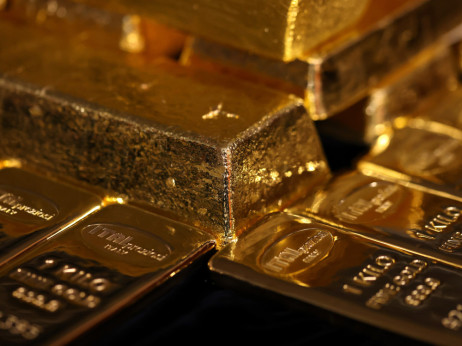 Cena zlata pada zaradi vojne na Bližnjem vzhodu in visokih donosov – sledi preobrat?