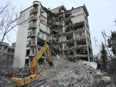 ZDA in Iran se prepirata glede pogovorov, konec vojne pa še ni v vidu