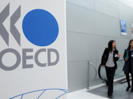 OECD zaradi vojne svari in niža napovedi rasti