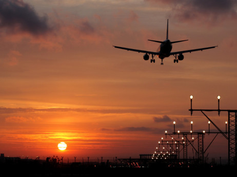 Združenje letališč: Evropi v nekaj tednih grozi pomanjkanje letalskega goriva