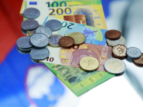 Posoditi prihranke državi za tri leta ali raje za tri mesece? Čas za odločitev se izteka