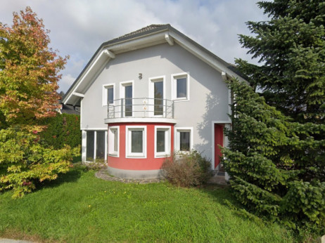 Boj na dražbi: cena vrstne hiše v Domžalah poskočila za 200 tisočakov