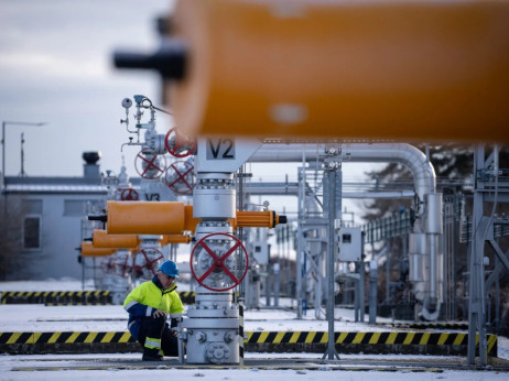 Evropa se pred sezono skladiščenja plina sooča z veliko dilemo: kupiti zdaj ali počakati na poletje?