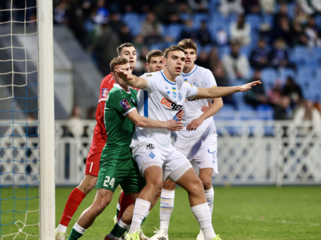 Nogomet med vojno: Rusija na poti nazaj, Ukrajina pa še vedno igra v senci zaklonišč