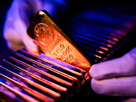 Da bi zlato rešili pred upadom, so na trg prišli kupci, ki izkoriščajo nizke cene