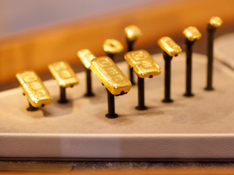 Zlato je našlo podporo pri 4.500 dolarjih, negotovost se nadaljuje