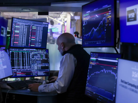 Delnice padajo, nafta raste zaradi strahu pred širjenjem vojne z Iranom