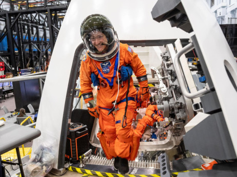 Nasa zaključila zgodovinsko odpravo na Luno z obljubo "še več prihaja"