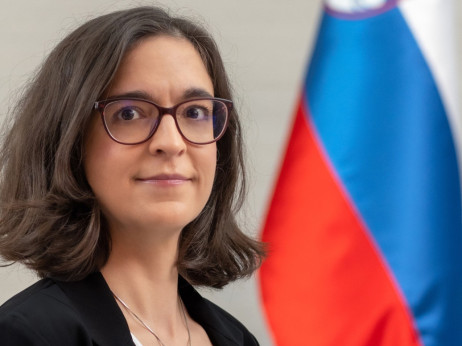 Cene goriva bomo po novem spreminjali večkrat na teden? Pogovor z državno sekretarko Tino Seršen