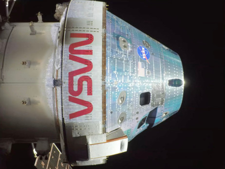 Nasina posadka se po rekordnem poletu okoli Lune vrača na Zemljo