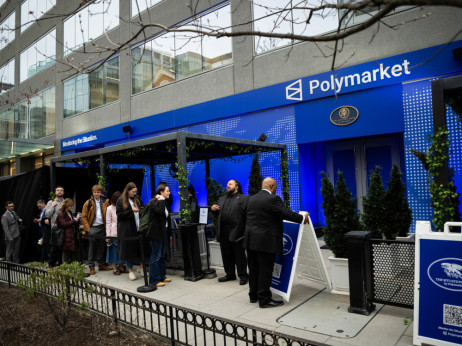 Stave na Iran sprožajo spor in sume notranjih informacij