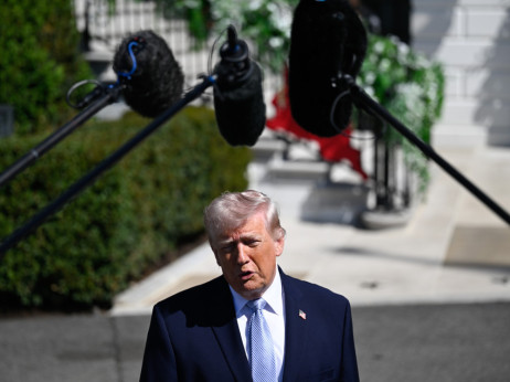 Trump zahteva odprtje Hormuške ožine pred pogovori med ZDA in Iranom