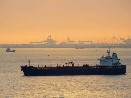 Trije naftni supertankerji naj bi začeli plovbo skozi Hormuško ožino