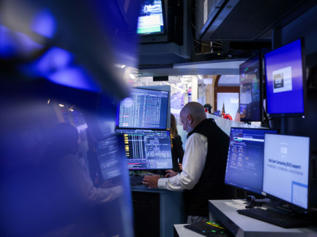 Rekordna rast na borzah zastala ob čakanju na mirovni dogovor