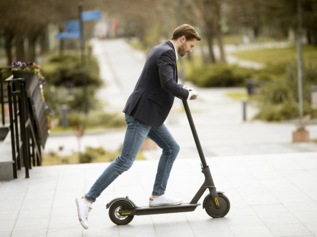 Se poslavljamo od avtomobilov? Dražje gorivo poganja e-mobilnost, tudi v Sloveniji