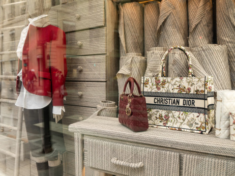 Ali je luksuz "iz mode"? Vojne in upad povpraševanja preizkušajo najbogatejše svetovne znamke