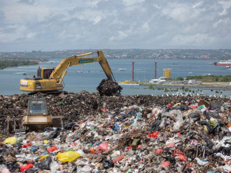 Turistični raj se utaplja v smeteh: Bali postaja improvizirana sežigalnica