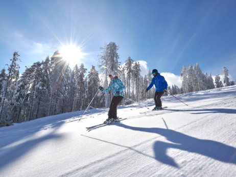 Zaključek zimske sezone: slovenska smučišča razkrila, katera beležijo največ obiska in kam vlagajo poleti