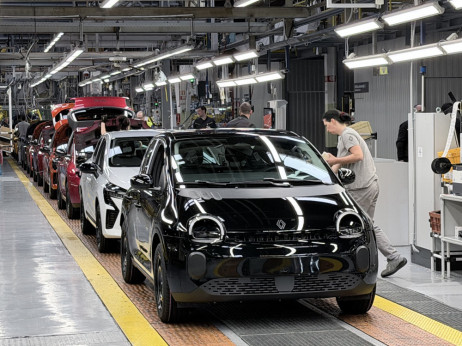 Slovenija proti Kitajski: bo e-twingo iz Revoza pokoril velikega BYD?