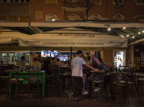 Kako draga bo letos Hrvaška za Slovence: brezalkoholne pijače skoraj 5 evrov, pica tudi 20 evrov - bo poleti še dražje?