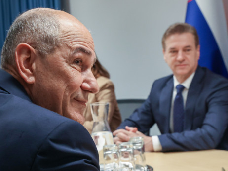 Janez Janša ali Robert Golob - pomemben dejavnik ali šum za indeks SBITOP?