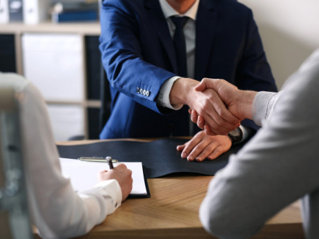 Koliko zaslužijo notarji: dva presegla mejo milijon evrov prihodkov - bodo notarske storitve še dražje?