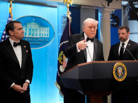 Streljanje na večerji: varnostniki odpeljali Donalda Trumpa in ženo Melanio