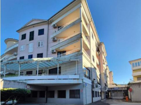 Maja na dražbi: Stanovanja, hiše, mercedes in apartmaja