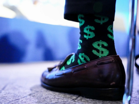 Dolar zaključuje najslabši mesec po juniju 2025