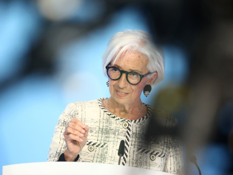 Lagarde: ECB je nenehno razpeta med tveganjem prehitrega ali prepoznega odziva