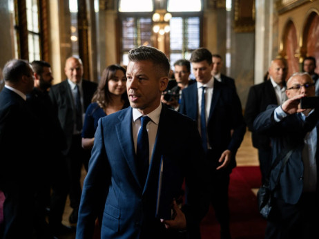 Uradni konec Orbanove vladavine: Oblast prevzel Magyar, ki obljublja vrnitev Madžarske v EU