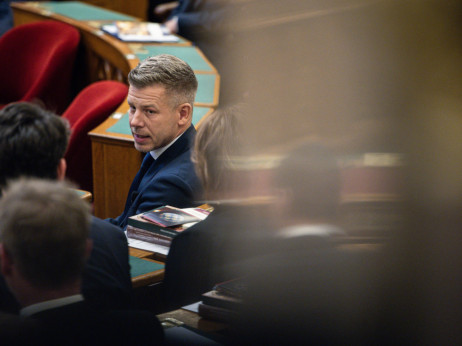 Madžarska 100 dni po Orbanu: Magyar hiti z reformami, Orbanov Fidesz razpada