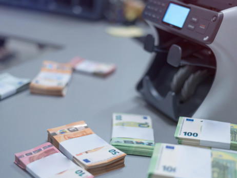 Obrestne mere padle, ne pa tudi zaslužene obresti - koliko je z obrestmi lani zaslužil rekorder