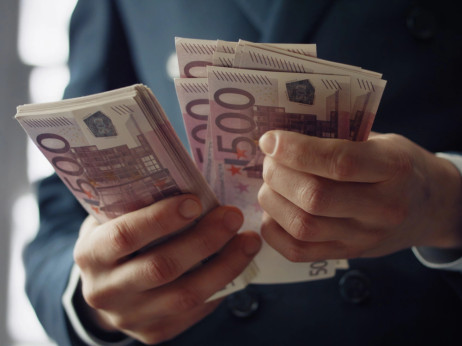 Povprečna neto plača 1.681 evrov, a večina ostaja pod povprečjem