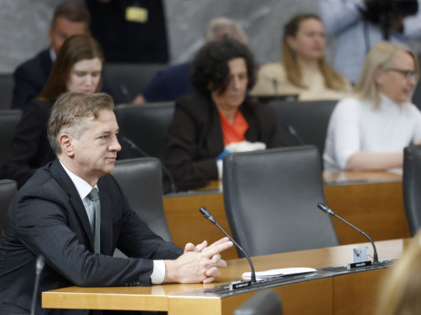 Golob novi vladi: 'Morda pa so podjetja kovala rekordne dobičke prav zaradi božičnice'
