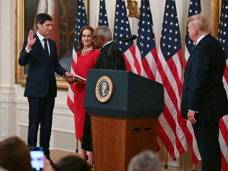 Warsh zaprisegel na čelo Feda. Trump: "Delaj po svoje"