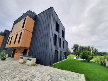 Od vile na Bledu do ugodne garsonjere v Ljubljani: kaj prinašajo junijske dražbe?
